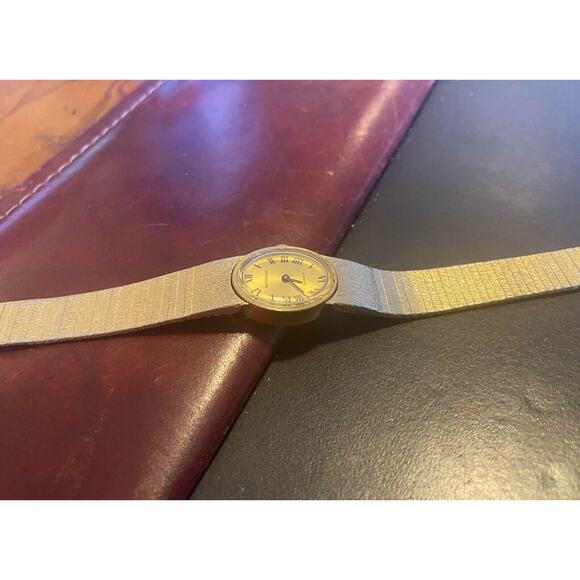 VTG Women's Gold Tone Wittnauer Geneve Manual Watch, Fine Link Adjustable Band - Picture 2 of 4